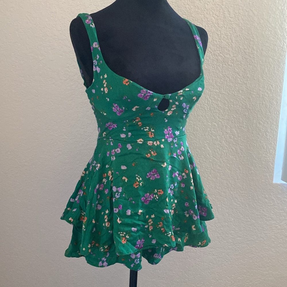 Urban Outfitters kelly green romper with flowers - Picture 4 of 10